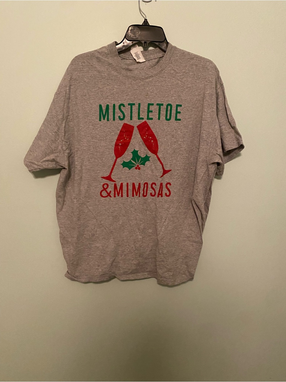 Gildan Gray Holiday Mistletoe & Mimosas Graphic Tee